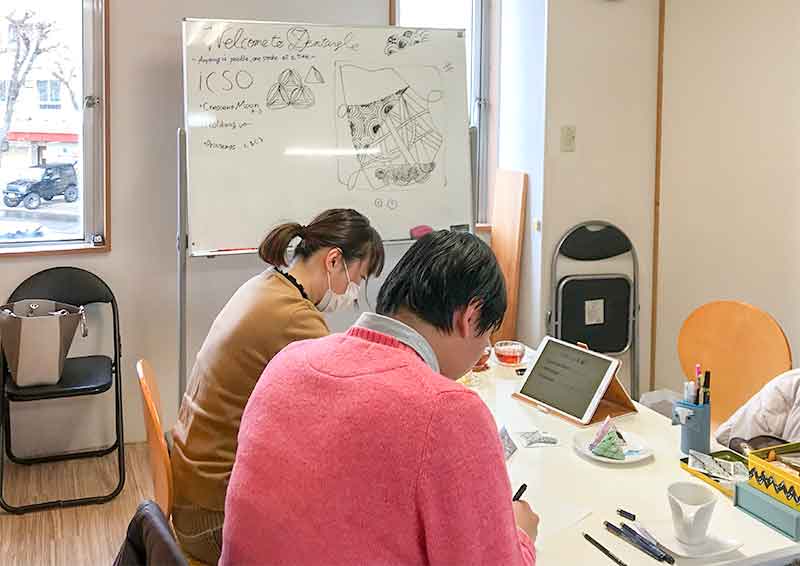 石川県野々市市のCafeNANEAでゼンタングル・ワークショップ