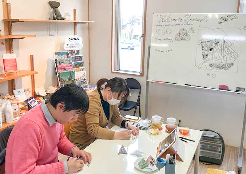 石川県野々市市のCafeNANEAでゼンタングル・ワークショップ